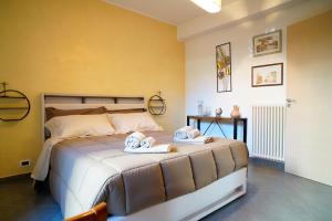 a bedroom with a bed with towels on it at Villa Kappa - disponibili anche camere climatizzate - in LʼAquila