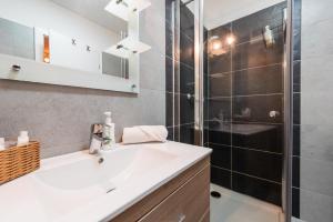 a bathroom with a sink and a shower at Yvett Studio-Fortuna Park in Sfântu-Gheorghe +23 photos
