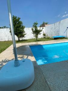a swimming pool with a mop sitting next to it at Casa Daia con cochera y piscina in Resistencia