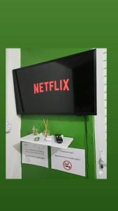 a nittilix sign on a green wall with a nittilix at Quarto solteiro custo-benefício in São Luís