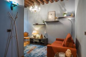 a living room with a orange couch and a chandelier at Ca' del Pope in Venice