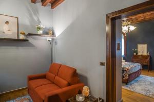 a living room with a chair and a bed at Ca' del Pope in Venice