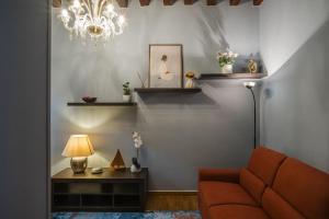 a living room with a couch and a chandelier at Ca' del Pope in Venice