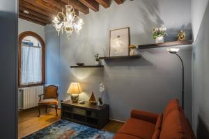 a living room with a couch and a chandelier at Ca' del Pope in Venice