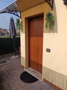 an entrance to a house with a wooden door at Casa di Elena in Mottella