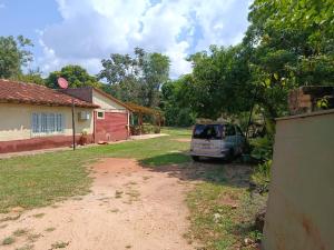 a car parked in a yard next to a house at Posada El Descanso in Caacupé +8 photos