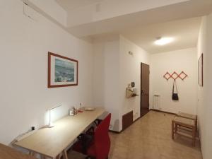 a dining room with a wooden table and red chairs at Il nido Perugia in Perugia