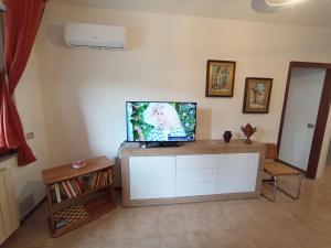 a room with a desk with a computer on top of it at Il nido Perugia in Perugia