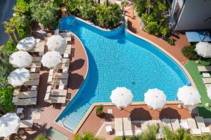 an overhead view of a swimming pool with umbrellas at Park Hotel Pineta Boutique Hotel in Caorle