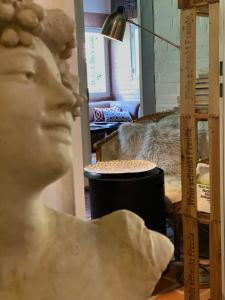 eine Statue, die die Büste eines Mannes in einem Zimmer darstellt in der Unterkunft Hotel Grander Mühle in Kuddewörde + 17 Fotos