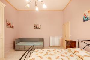 a bedroom with a bed in the corner of the room at Residenza Torre Antica - Nel Cuore di Viterbo in Viterbo