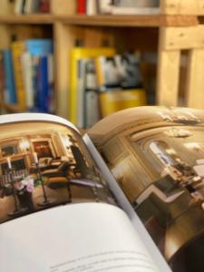 ein offenes Buch mit einem Bild von einem Haus in der Unterkunft Hotel Grander Mühle in Kuddewörde