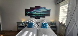 a bedroom with a bed with a painting on the wall at Stadtblick Bischofsheim in Bischofsheim an der Rhön