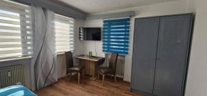 a room with a desk and chairs in a room at Stadtblick Bischofsheim in Bischofsheim an der Rhön
