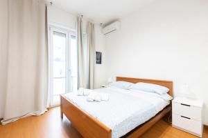 a bedroom with a bed with white sheets and a window at Pescara Centro sul Mare in Pescara