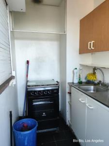 a small kitchen with a stove and a sink at Casa Amoblada para Empresas in Los Ángeles