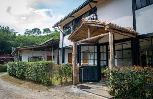 a building with a green door and an awning at Finca El Cural in Sasaima