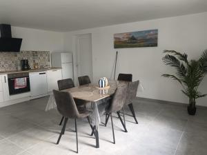 a dining room table and chairs in a kitchen at Les mouettes in Huisnes-sur-Mer