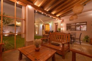 a living room with a wooden bench and a table at Hotel Boutique Siete Soles in Pátzcuaro