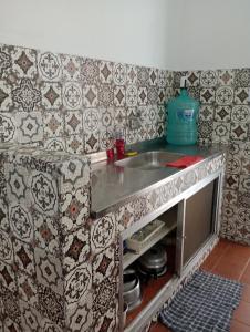 a kitchen with a sink and a counter top at Refúgio da Aldeia - trabalho ou lazer! in São Pedro da Aldeia