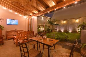 a living room with a wooden table and chairs at Hotel Boutique Siete Soles in Pátzcuaro