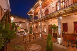 a patio with a table and chairs in a building at Hotel Boutique Siete Soles in Pátzcuaro
