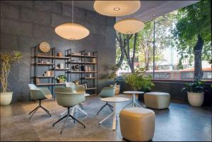 a room with chairs and tables and some lights at Loft Vista Revolución in Mexico City