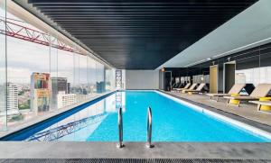 a large swimming pool with a view of a city at Loft Vista Revolución in Mexico City