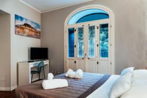 a bedroom with a bed and a window and a desk at BELLAGIO SUN pool near lake free parking in Bellagio +23 photos