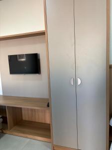 a room with a tv and a cabinet at Studio J&C in Primavera do Leste