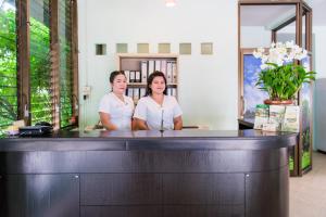 Členové personálu v ubytování Baantonsai Garden Resort