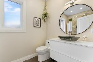 a bathroom with a sink and a mirror at Redwood Suite - NOTL Prime Location GETAWAY in Niagara-on-the-Lake +38 photos