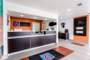 a hotel room with a bar and a kitchen at Motel 6-Bryan, TX - College Station in Bryan