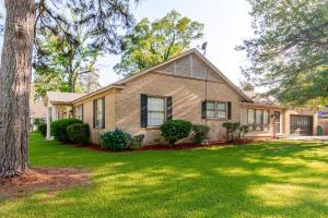 ein Haus mit einem Baum im Garten in der Unterkunft Ida's Oasis in Pine Bluff