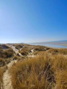 a view of the ocean from the top of a hill at Châteaux de Sable Hardelot in Neufchâtel-Hardelot