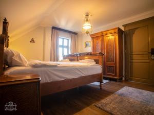 a bedroom with a bed and a dresser and a window at Casa Kresován in Sarmizegetusa