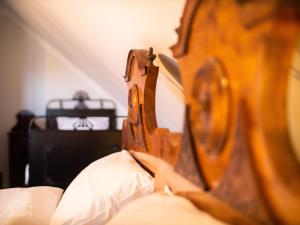 a close up of a wooden headboard of a bed at Casa Kresován in Sarmizegetusa