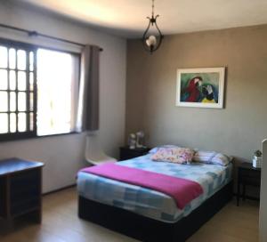a bedroom with a bed and a window at Casa Compartilhada na CBF, granja comary in Teresópolis