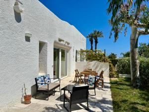 a patio with chairs and a table in front of a house at Aquarium - Villa con accesso al mare - parcheggio in San Vito