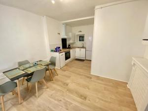 a kitchen and dining room with a table and chairs at Charmant 3 pièces in Saint-Claude