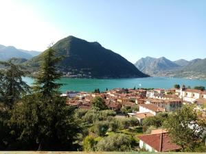 a town with a lake and mountains in the background at Uliveto in Sulzano