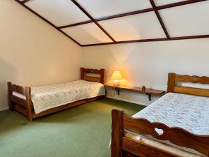 a bedroom with two beds and a skylight at Apartamento com piscina em Olaria in Nova Friburgo +74 photos