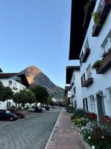 a cobble stone street with a mountain in the background at Apartamento com piscina em Olaria in Nova Friburgo