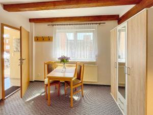 a dining room with a table and chairs and a window at Hibiskus in Lübbenau