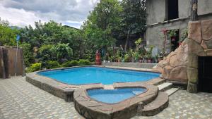 a swimming pool in the middle of a yard at Hotel Vilcabamba Eterna Juventud in Vilcabamba