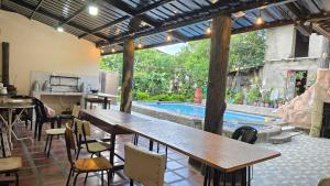 a restaurant with a table and a swimming pool at Hotel Vilcabamba Eterna Juventud in Vilcabamba