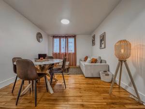a living room with a table and chairs and a couch at Le Michels - Gare - CEA - STMicro in Fontaine
