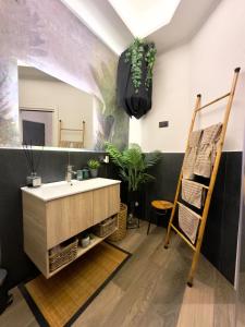 a bathroom with a sink and a mirror at Falco Luxury Home - Naples Airport in Naples