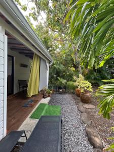 a backyard with a garden with a green lawn at Bungalow cocon des alizés in Les Abymes +2 photos