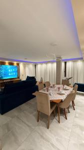 a living room with a table and a couch at Casa vista infinita in Mangaratiba